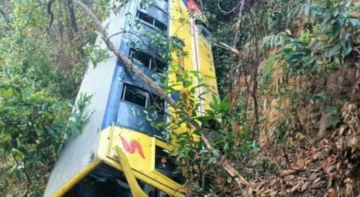 বান্দরবানে নিয়ন্ত্রণ হারিয়ে পর্যটকদের নিয়ে বাস খাদে, আহত ২০